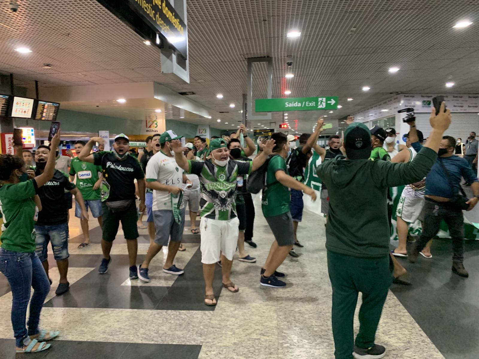 Empurrados por festa da torcida, Manaus FC embarca rumo a São Paulo